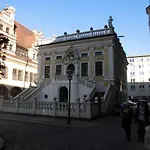 Mitten In Der Innenstadt, Genial!